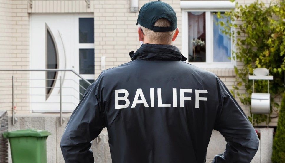 can bailiffs enter your house when you are not there